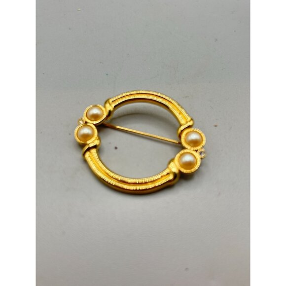 Signed MONET Small Circle Pin Brooch Gold Tone Faux Pearls Elegant Classic Pin - Picture 4 of 10